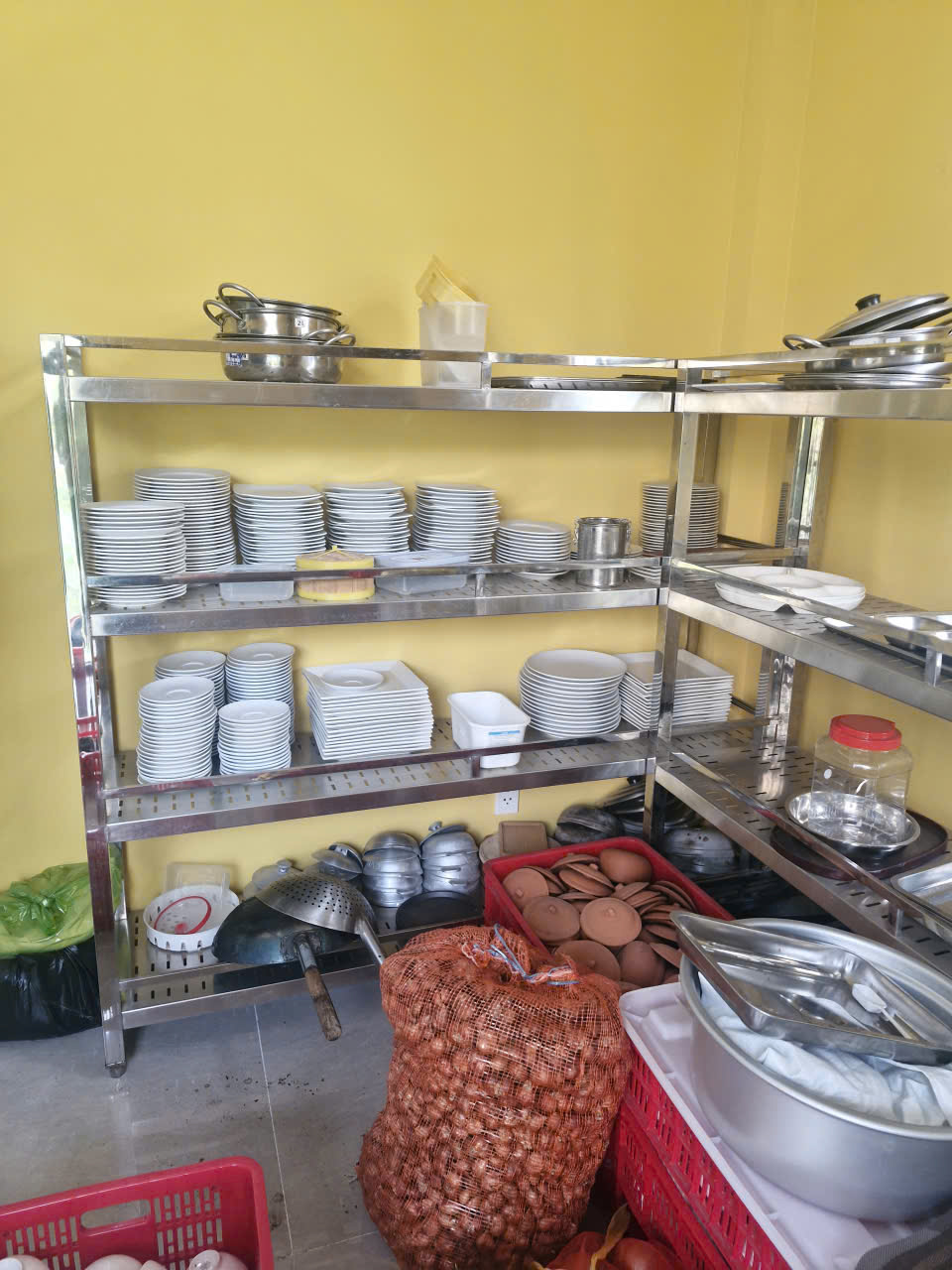 Huy Hoàng hỗ trợ tháo dỡ và vận chuyển đồ cũ quán ăn miễn phí